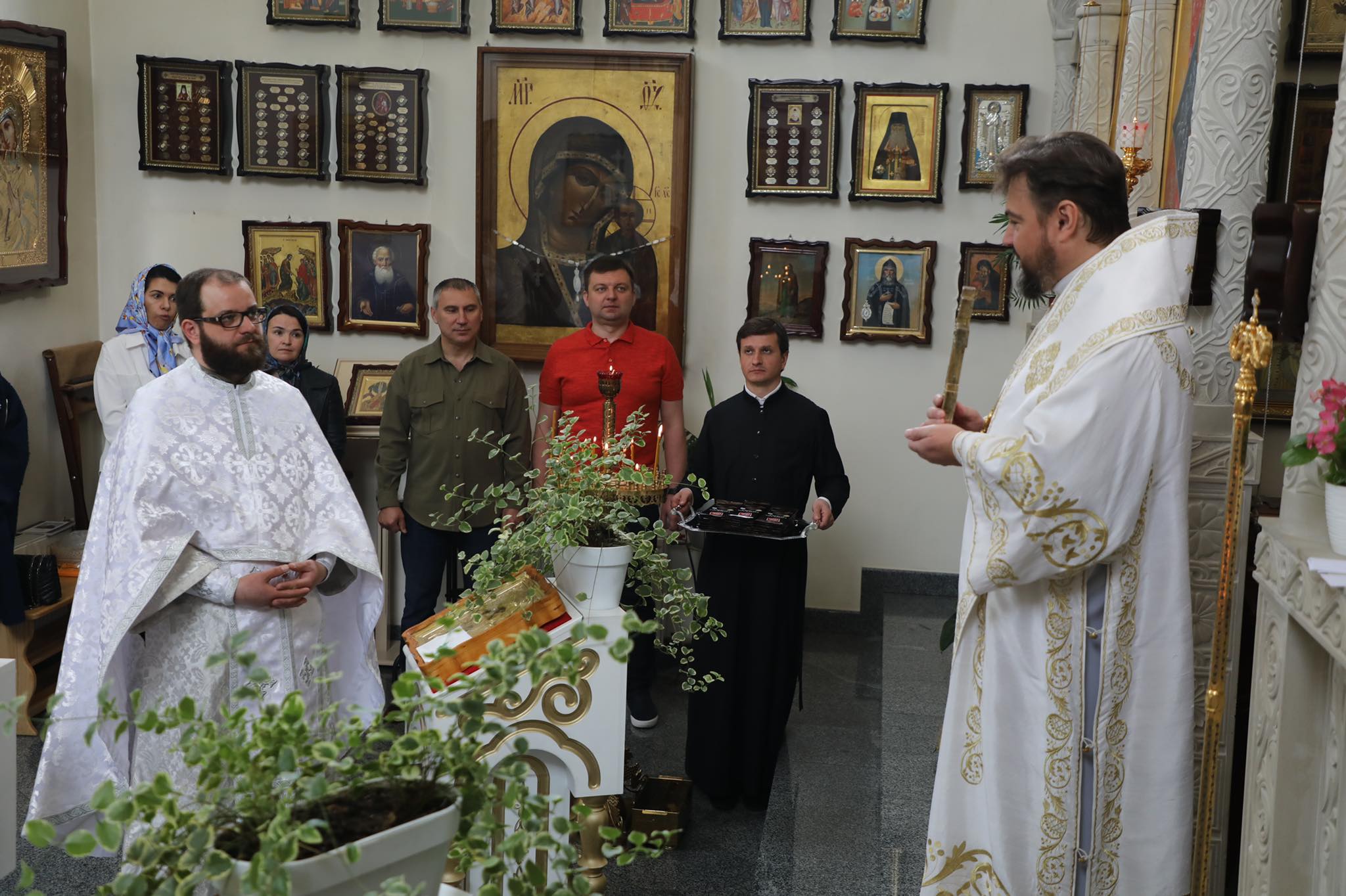 У неділю Жінок-мироносиць  митрополит Олександр відправив Літургію у монастирі святителя Нектарія Егінського