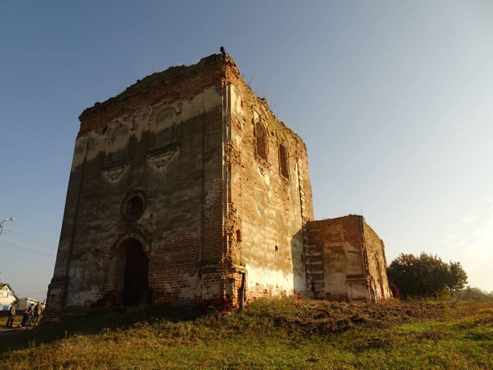 На руїнах найстарішої церкви Баришівщини новостворена парафія с. Гостролуччя відслужила молебень