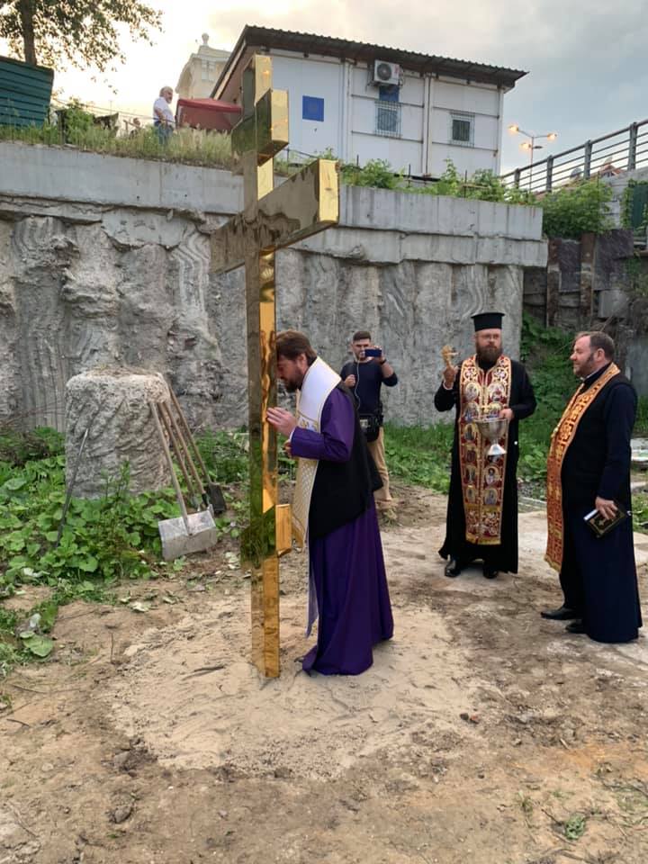 Митрополит Олександр освятив поклонний хрест у найбільш ймовірному місці хрещення киян за Князя Володимира