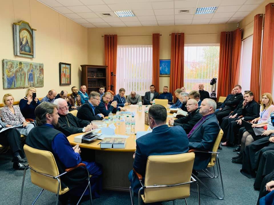 Митрополит Олександр презентував свою книгу про автокефалію Української Церкви на Всеукраїнському форумі ХІІ Екуменічний соціальний тиждень